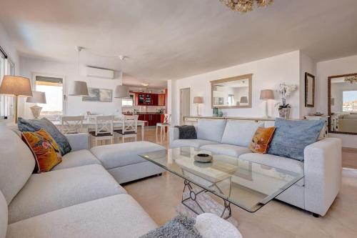 Spacious Penthouse with Spectacular Sea Views!