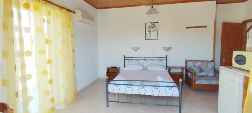 a bedroom with a bed in a room at Hector's Studios in Alikanas