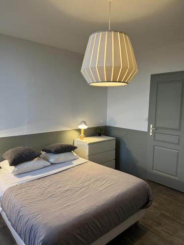 - une chambre avec un grand lit et un éclairage dans l'établissement Maison Bacou Cité 3, à Carcassonne