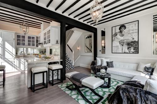 a living room with a couch and a kitchen at Beautiful & Luxurious 3 bed home, with amazing terrace in London