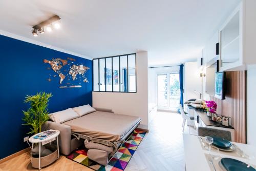 una camera da letto con un letto e una parete blu di Paris Porte de Versailles - ISSYHOST a Issy-les-Moulineaux