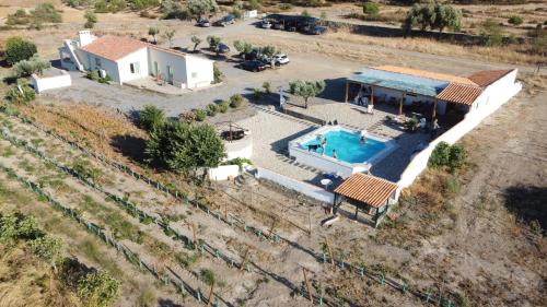 an aerial view of a house with a swimming pool at Casa na horta, planície alentejana in Simões