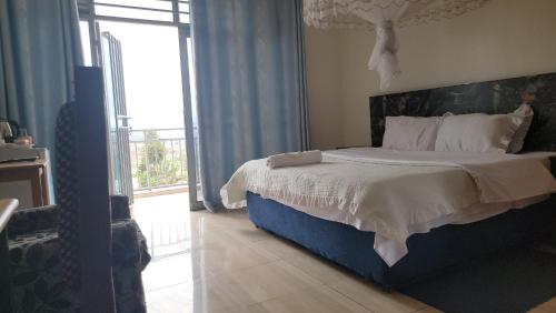 Ένα ή περισσότερα κρεβάτια σε δωμάτιο στο HARRIET APARTHOTEL Kigali-NYARUTARAMA