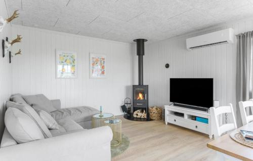 TV a/nebo společenská místnost v ubytování Gorgeous Home In Løkken With Wifi
