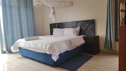 Ένα ή περισσότερα κρεβάτια σε δωμάτιο στο HARRIET APARTHOTEL Kigali-NYARUTARAMA