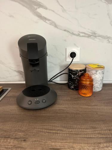 une cafetière assise au-dessus d'une table dans l'établissement Grand T2 climatisé avec jardin et spa, à Narbonne