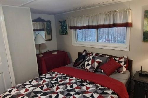 Postel nebo postele na pokoji v ubytování The Gem of Raystown Lake
