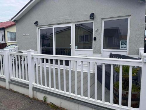 a white fence in front of a house at SeasideEscape-2Br-Sleeps4-Parking-PetsOK-Fireplace in Bridlington