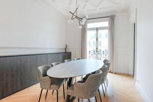 une salle à manger avec une table et des chaises dans l'établissement Elegant apartment - 2BR-4P - Arc de Triomphe, à Paris