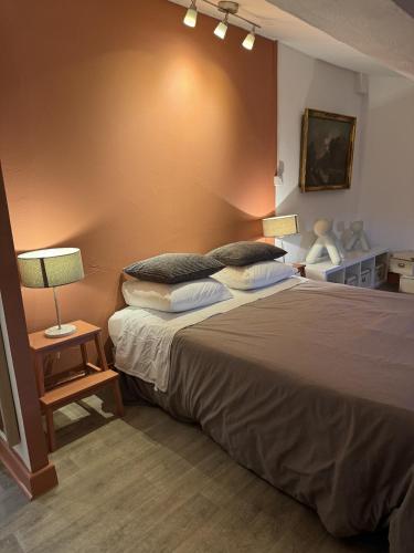 - une chambre avec un grand lit et 2 lampes dans l'établissement Maison Bacou N2, à Carcassonne