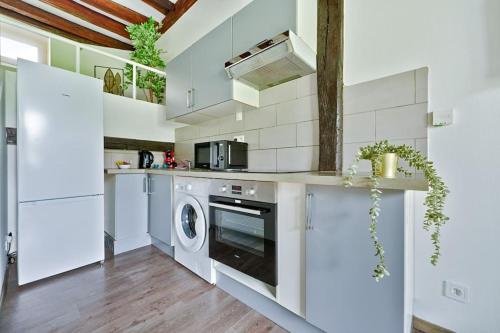 une cuisine avec laveuse et sécheuse dans l'établissement Welcome to Clara House, à Wissous