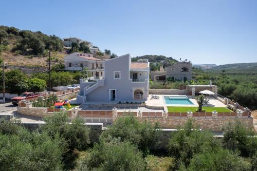 Πισίνα στο ή κοντά στο Villa Chara by Estia