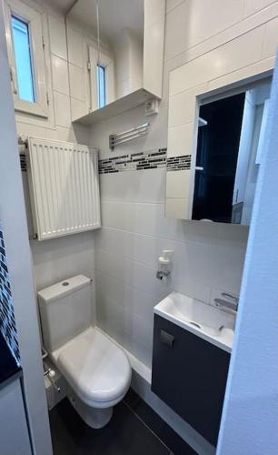 une petite salle de bain avec toilettes et lavabo dans l'établissement Situé à 7 min à pied de Paris Porte de Versailles et Métro, à Issy-les-Moulineaux