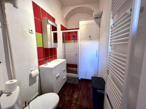 une salle de bain avec des toilettes blanches et un lavabo dans l'établissement Le Puyravault - Studio situé en plein centre-ville & proche des thermes, à Rochefort