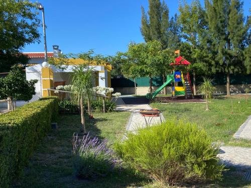 Kawasan permainan kanak-kanak di QR Casas de Campo