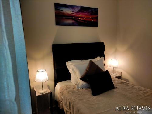 Postel nebo postele na pokoji v ubytování Alba Suāvis - Luxury City Apartment