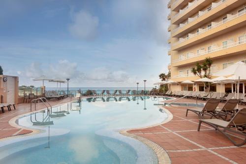 Bazén v ubytování Hotel Cala Font nebo v jeho okolí