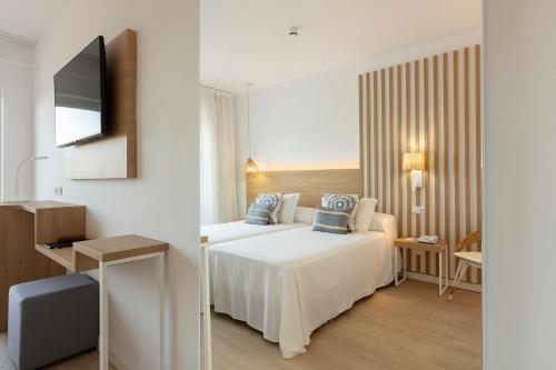 Postel nebo postele na pokoji v ubytování Hotel Cala Font