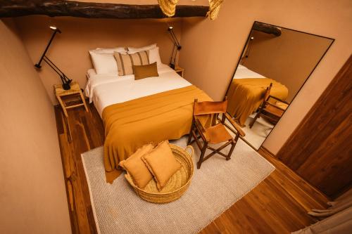 ein Schlafzimmer mit einem großen Bett und einem Spiegel in der Unterkunft Vinha by NHôme in Ponte de Lima