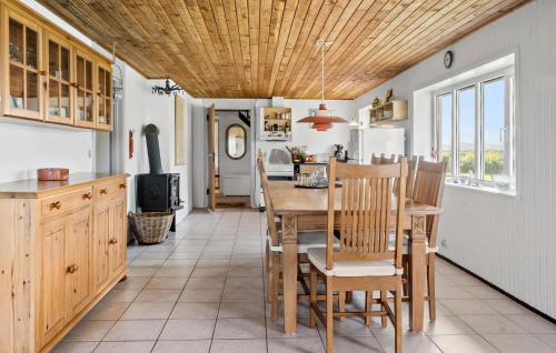 Dapur atau dapur kecil di Nice Home In Harboøre With Wifi