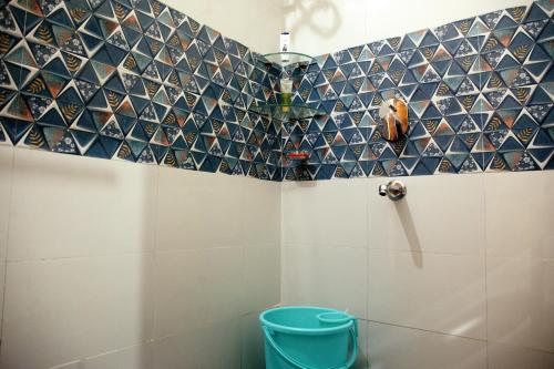 Ένα μπάνιο στο Yogvan Holidays 1BHK Apartments Tapovan Rishikesh