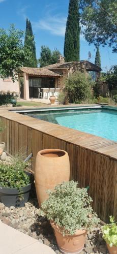 Πισίνα στο ή κοντά στο Studio de charme en Provence, piscine et jacuzzi partagés