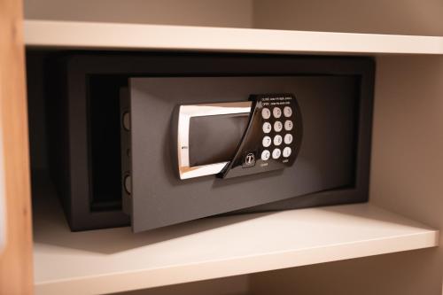 a microwave oven sitting on top of a shelf at Self Service Hotel Schnalser Hof in Naturno