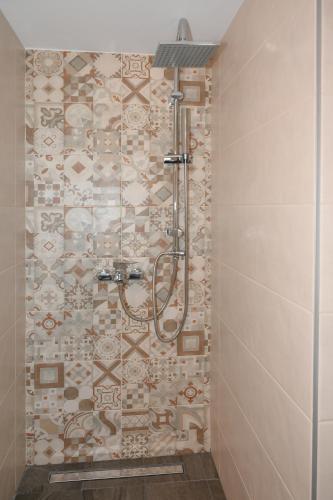 Ένα μπάνιο στο Elida Inn Near ATH Airport