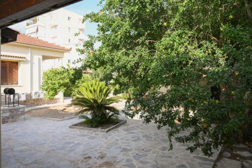 Κήπος έξω από το Elida Inn Near ATH Airport