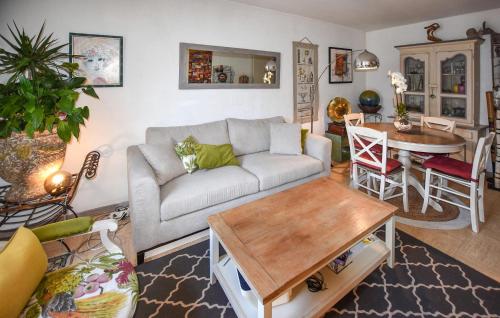 Photo de la galerie de l'établissement Nice Apartment In Lisle-Sur-La-Sorgue, à LʼIsle-sur-la-Sorgue