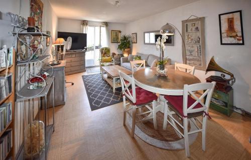 Photo de la galerie de l'établissement Nice Apartment In Lisle-Sur-La-Sorgue, à LʼIsle-sur-la-Sorgue