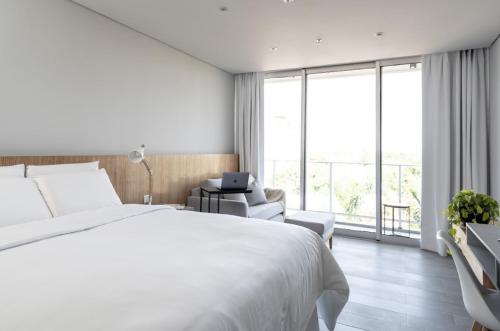 Cama o camas de una habitación en ZT Coliving and Hotel