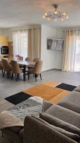 un salon avec une table et des chaises de salle à manger dans l'établissement RESIDENCE INAYA, à Six-Fours-les-Plages