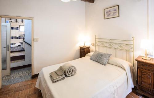 Ένα ή περισσότερα κρεβάτια σε δωμάτιο στο 2 Bedroom Pet Friendly Home In Todi