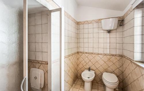 Ένα μπάνιο στο 2 Bedroom Pet Friendly Home In Todi