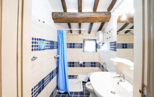 Ένα μπάνιο στο 2 Bedroom Pet Friendly Home In Todi