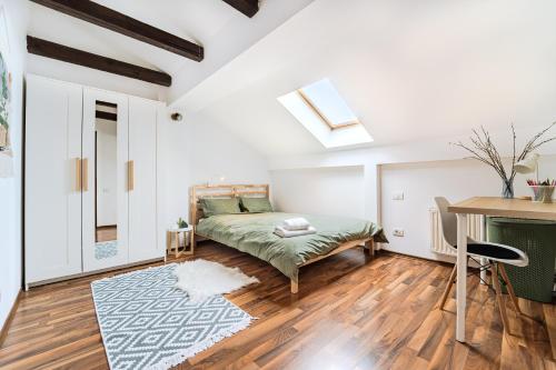 ein Schlafzimmer mit einem Bett und einem Schreibtisch in der Unterkunft Central Pet friendly - Savoya Nordic Loft - By OpenHouse apartments in Timişoara