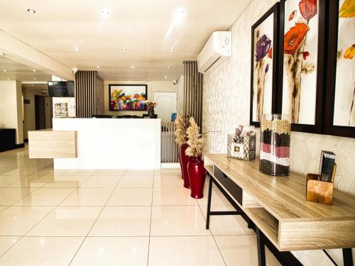 a lobby with a reception desk and a counter at Hotel 247 @ White River in White River