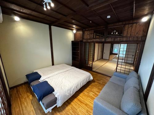 佐渡市にあるSADO-Stay02金山京町一軒家貸し切りの広いベッドルーム(ベッド1台、ソファ付)