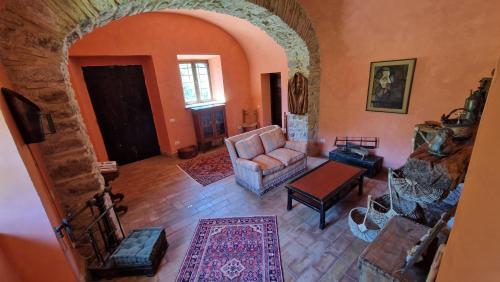an overhead view of a living room with a couch and a table at L'Ottava Goccia Country House in Tolfa