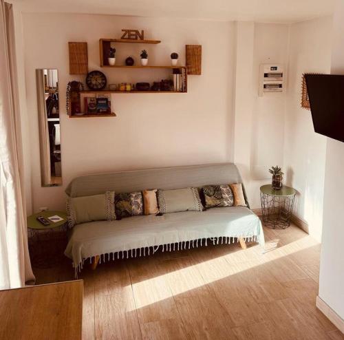 - un salon avec un canapé dans l'établissement Aloès, T2 résidence Le Loys à Ste Anne, à Sainte-Anne