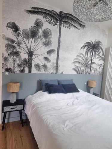 - une chambre avec un lit recouvert de palmiers dans l'établissement gîte de la Rance, à Saint-Samson-sur-Rance