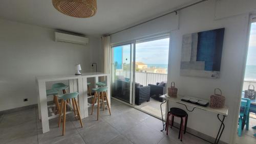un salon avec vue sur l'océan dans l'établissement Superbe appartement vue mer - 2 chambres - parking, à Palavas-les-Flots