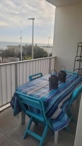 une table sur un balcon avec deux paniers dessus dans l'établissement Superbe appartement vue mer - 2 chambres - parking, à Palavas-les-Flots