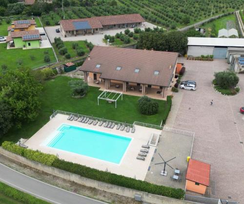 an aerial view of a house with a swimming pool at Agriturismo Ca' Del Gal in Valeggio sul Mincio