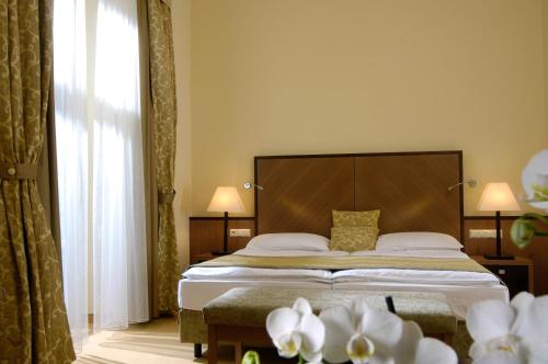 Postel nebo postele na pokoji v ubytování Hotel Warmbaderhof