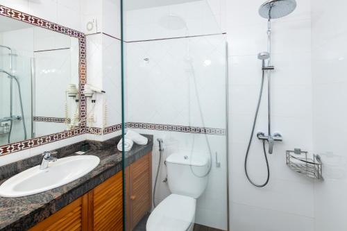 a bathroom with a toilet and a sink and a shower at Calas Beach Corralejo in Corralejo