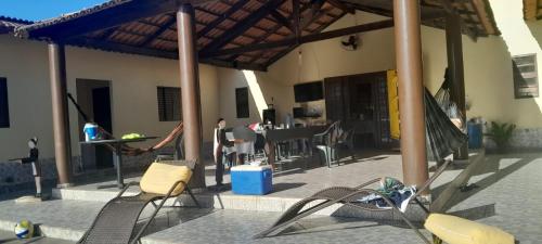a patio with chairs and a table in a house at Casa Aruanã in Aruanã