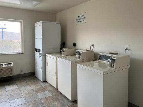 Η κουζίνα ή μικρή κουζίνα στο Studio 6 Las Cruces, NM Telshor