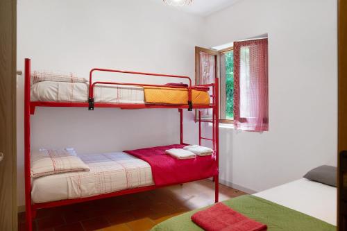 a room with two bunk beds and a window at Casa Nel Bosco in Sacco
